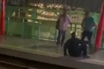 Riña en el metro de Monterrey. Foto: Captura de video